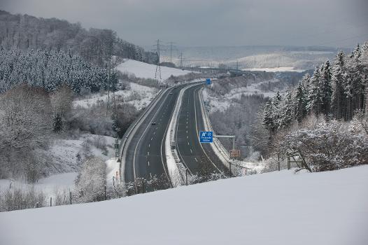 Winterlandschaft mit Bundesautobahn 46 bei der Anschlussstelle Freienohl, Meschede, Hochsauerlandkreis, Nordrhein-Westfalen