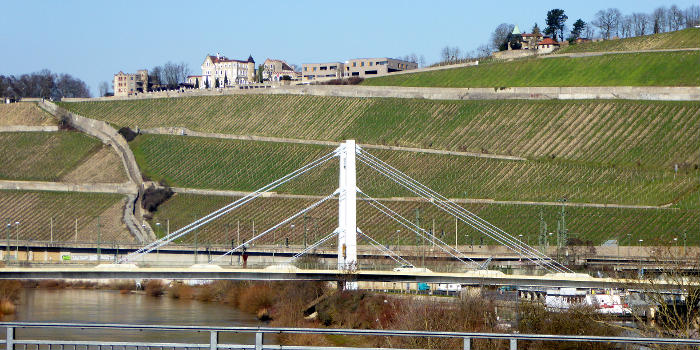 Die Brücke der Deutschen Einheit in Würzburg, von Südosten gesehen. Im Hintergrund der „Stein”.
