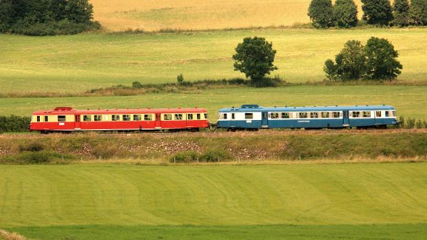 L'X 2907 (bleu) et l'X 2844 (rouge) au lieu de Larzalier, sur la commune d'Allenc, en Lozère : Ils assurent un train spécial fêtant les 150 ans de la gare du Lioran.