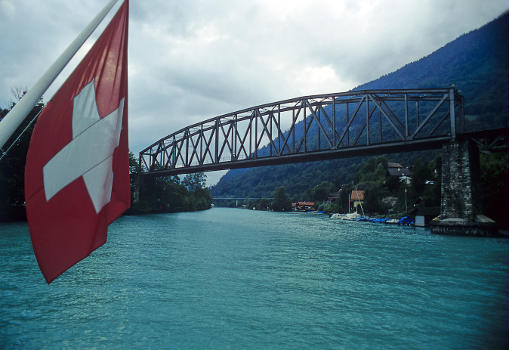 Vom Kursschiff beim Einlaufen in Interlaken, über die Brücke verläuft die Brünigstrecke Interlaken Ost–Meiringen.