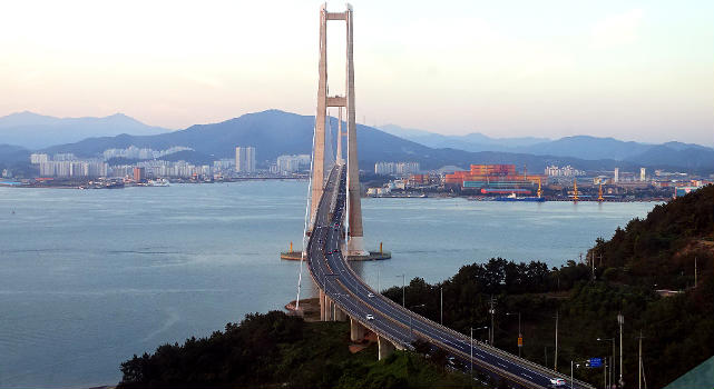 Yi Sun-sin Bridge : Yi Sun-sin Bridge is a suspension bridge part of the approach road to the Yeosu Industrial Complex and is the world's fourth longest suspension bridge in terms of its main span (2012) length connecting Gwangyang with Myodo-dong.