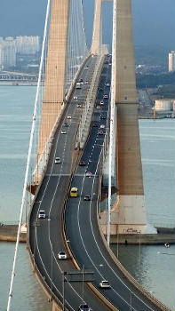 Yi Sun-sin Bridge : Yi Sun-sin Bridge is a suspension bridge part of the approach road to the Yeosu Industrial Complex and is the world's fifth longest suspension bridge in terms of its main span length connecting Gwangyang with Myodo-dong.