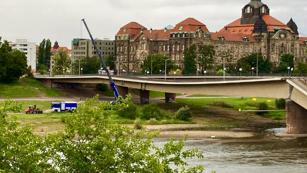 Die Carolabrücke in Dresden nach dem Einsturz des Hauptfeldes des Brückenzuges C