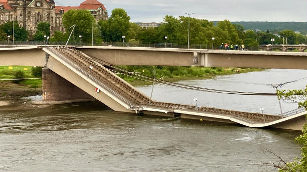 Die Carolabrücke in Dresden nach dem Einsturz des Hauptfeldes des Brückenzuges C