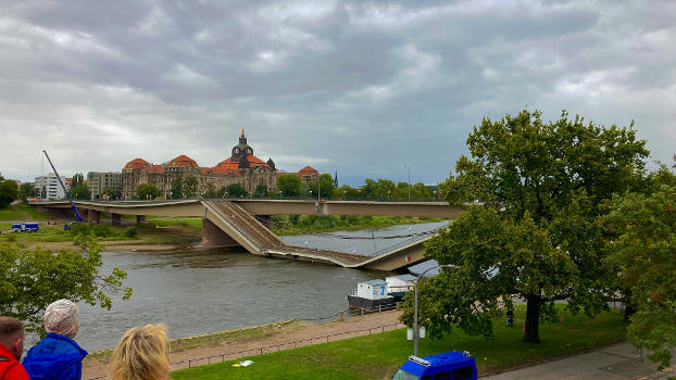 Die Carolabrücke in Dresden nach dem Einsturz des Hauptfeldes des Brückenzuges C