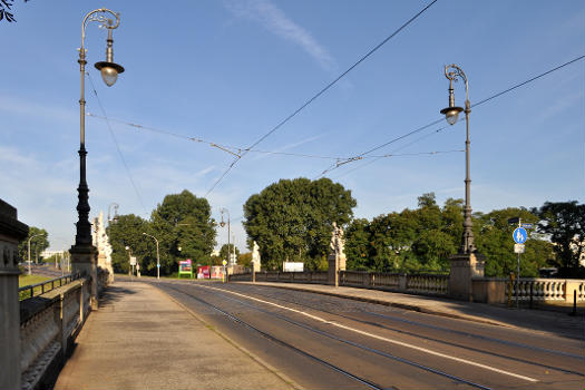 Fahrbahn der über die in Magdeburg-Werder.