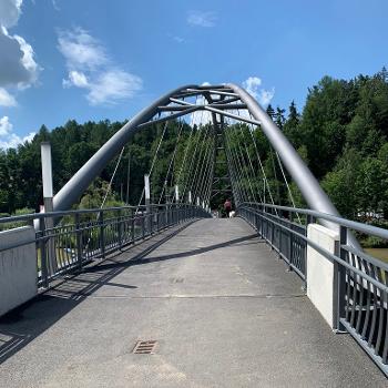 Geh- und Radwegbrücke über den Koszarawa