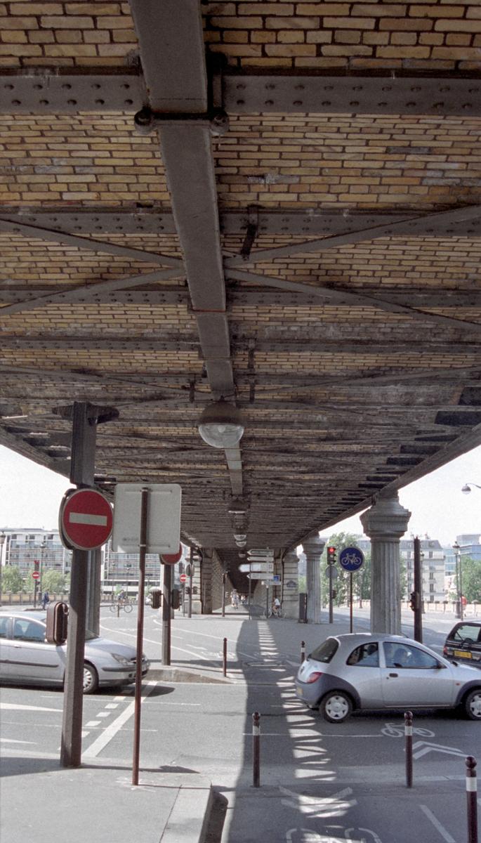 Linie 6 der Pariser MetroBercy-Brücke 