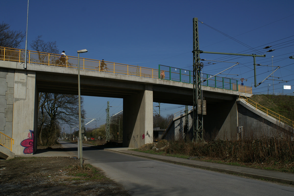 Brücke im Zuge der K19 (Breitscheider Weg) über die Eisenbahngüterstrecke Duisburg-Düsseldorf in Ratingen-Lintorf 