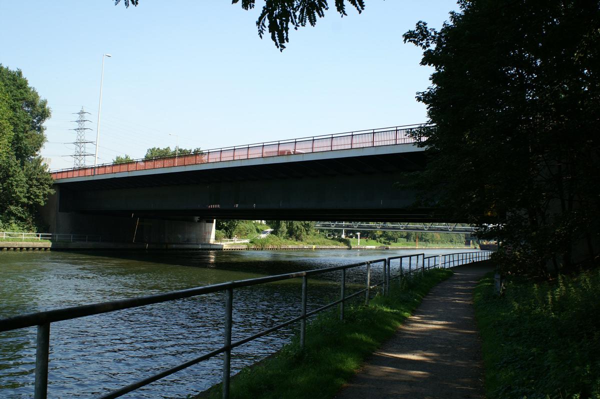 Pont No. 317 franchissant le canal du Rhin à Herne à Oberhausen 