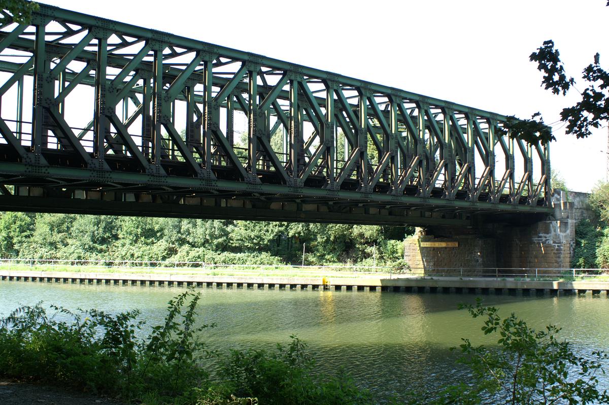 Pont No. 318 à Oberhausen sur le canal du Rhin à Herne 