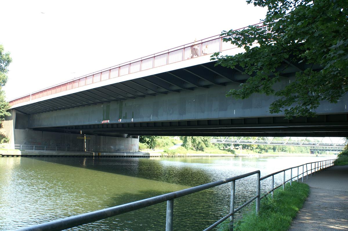 Pont No. 317 franchissant le canal du Rhin à Herne à Oberhausen 