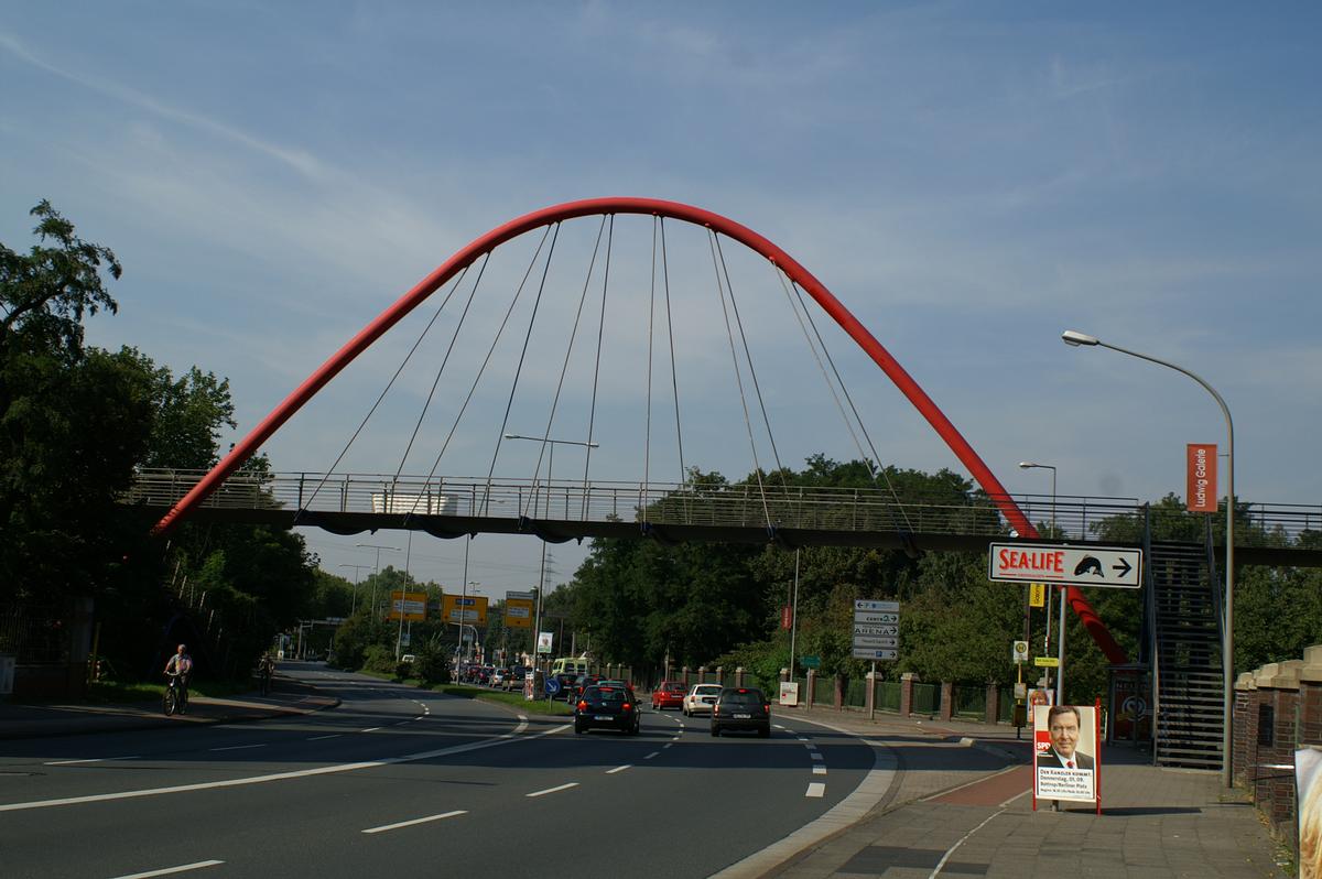 Fußgängerbrücke über die Mülheimer Strasse in Oberhausen 