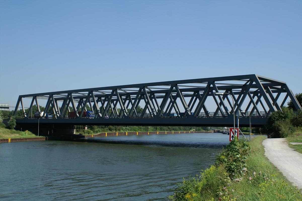 Bridge of the Autobahn A3 crossing the Rhine-Herne Canal at Oberhausen 