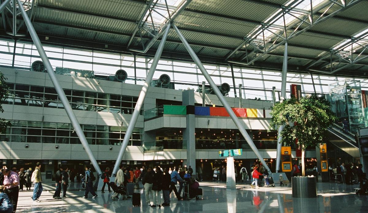 Aéroport international de Düsseldorf – Intérieur des aérogares B et C 