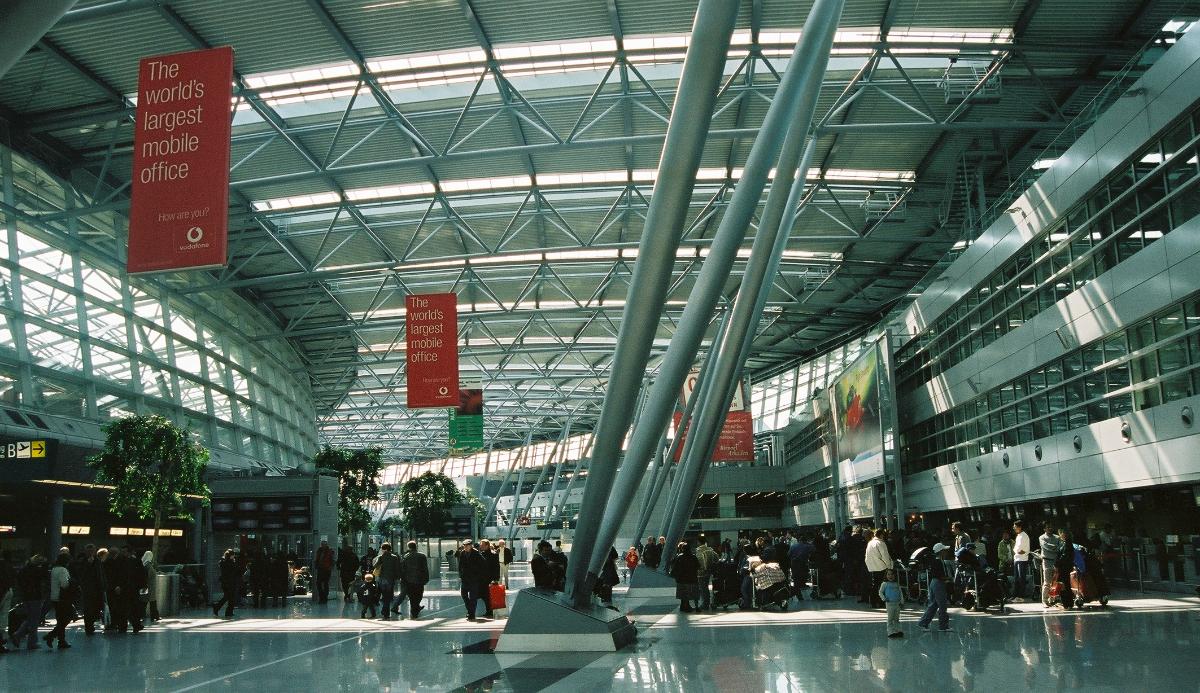 Aéroport international de Düsseldorf – Intérieur des aérogares B et C 
