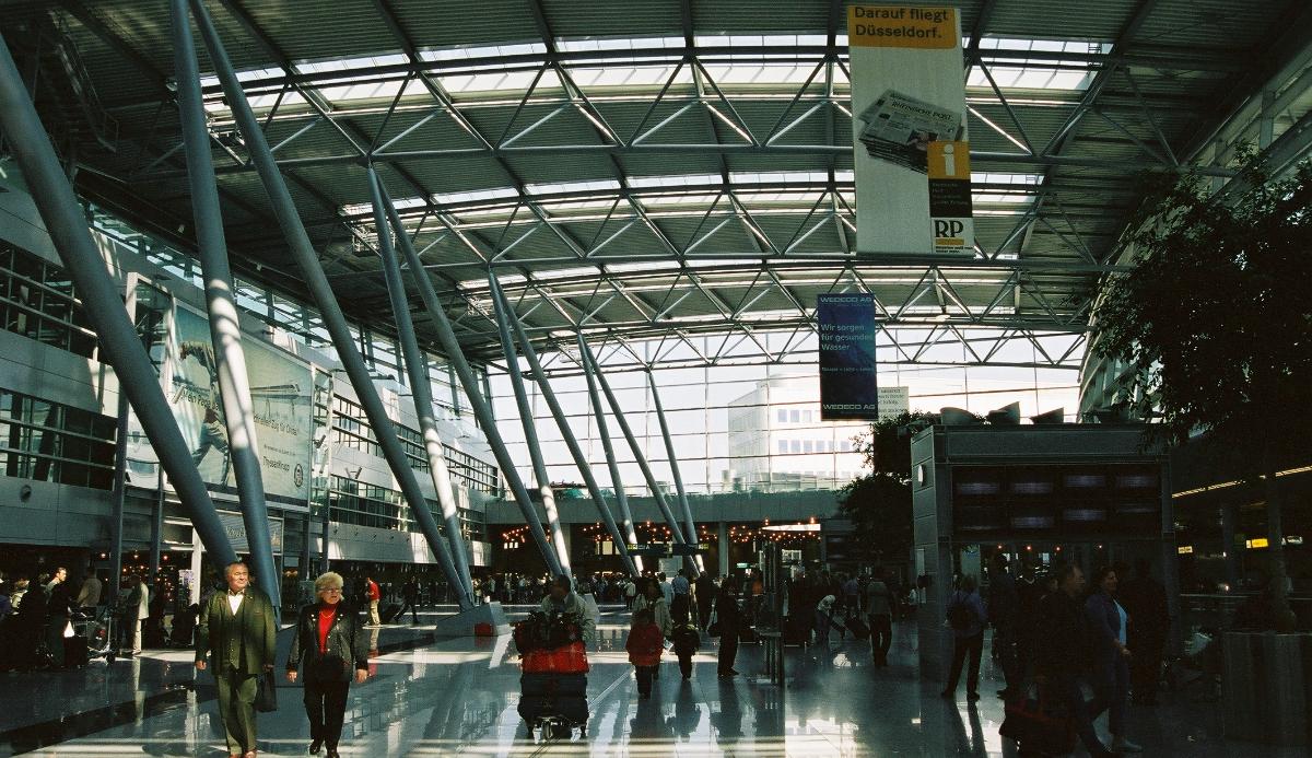Flughafen Düsseldorf International – Innenraum der Terminals B+C 
