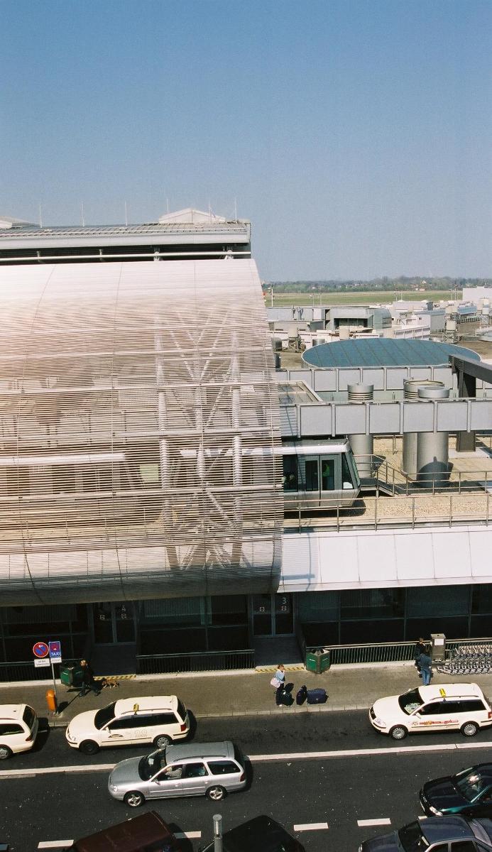 Düsseldorf International Airport – Terminals B with SkyTrain 