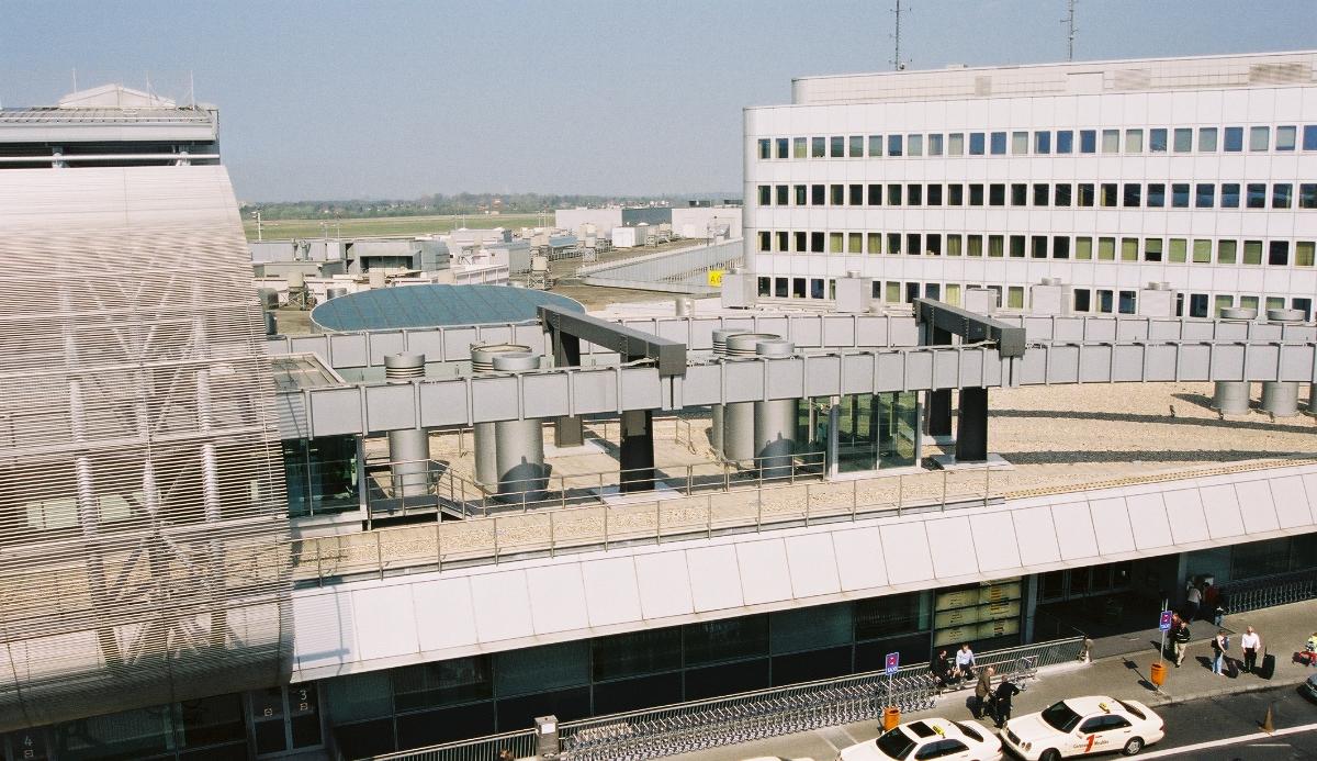 Düsseldorf International Airport – Terminals B with SkyTrain 