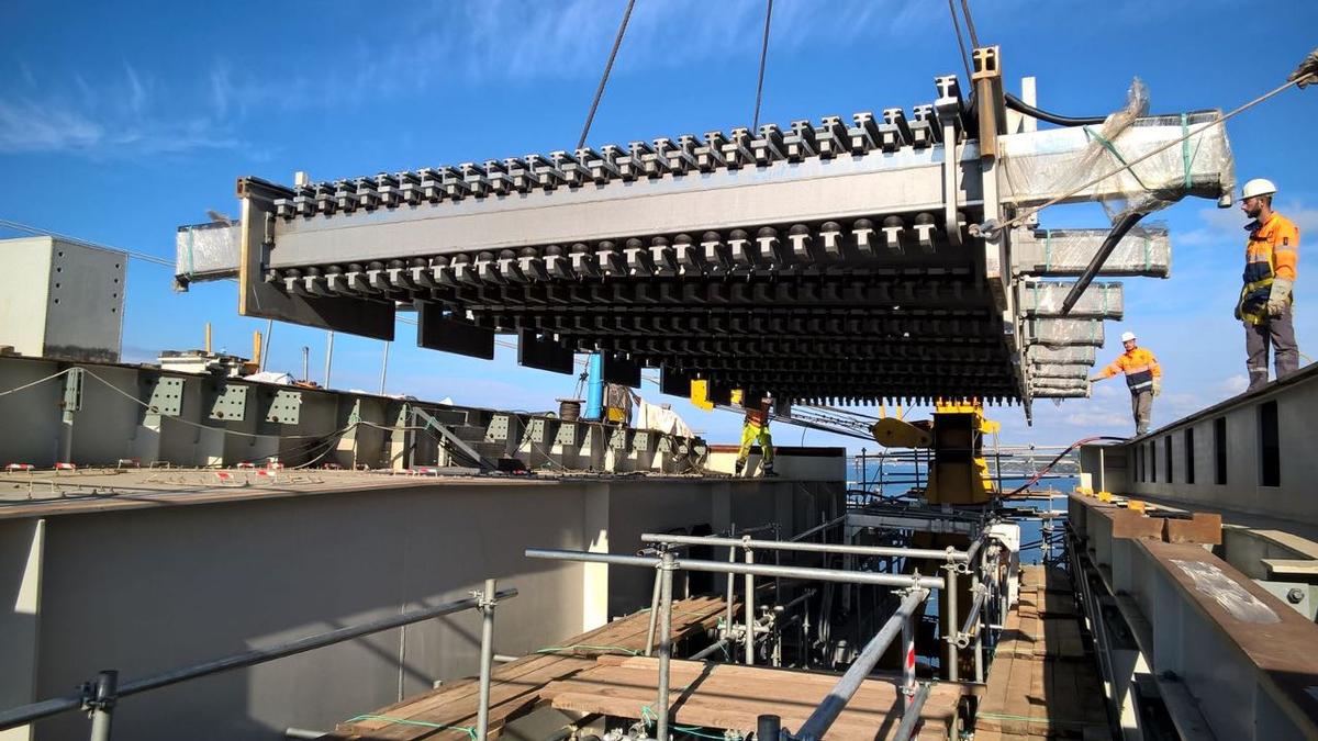 Media File No. 265646 Lift in of the first 28 profile expansion joint at the South end of the Izmit Bay Bridge in mid-May: Type MAURER DS 2800 F2, 100 mm gap width and a total width of 25.40 m. Already in service stage, the expansion joints with 28 lamellas accommodate movements of +/- 1,400 mm. In case of a 500 year seismic event they can accommodate +/- 3,770 mm. The 4 m additional displacement is facilitated by a fusebox, which can be considered as a safety valve