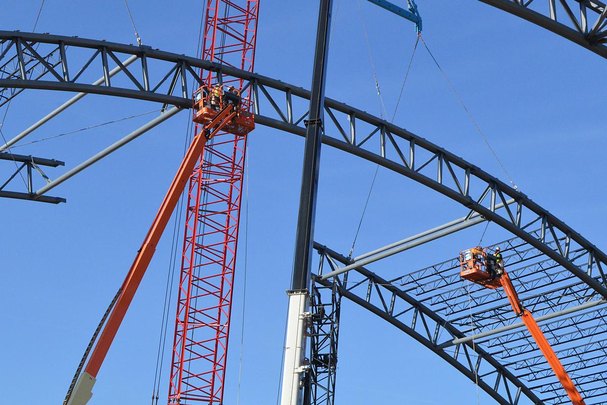 Media File No. 241344 DAYTON, Ohio – Iron workers assemble steel archways located on the East Side of the building. The 224,000 square foot building, which is scheduled to open to the public in 2016, is being privately financed by the Air Force Museum Foundation, a non-profit organization chartered to assist in the development and expansion of the museum's facilities