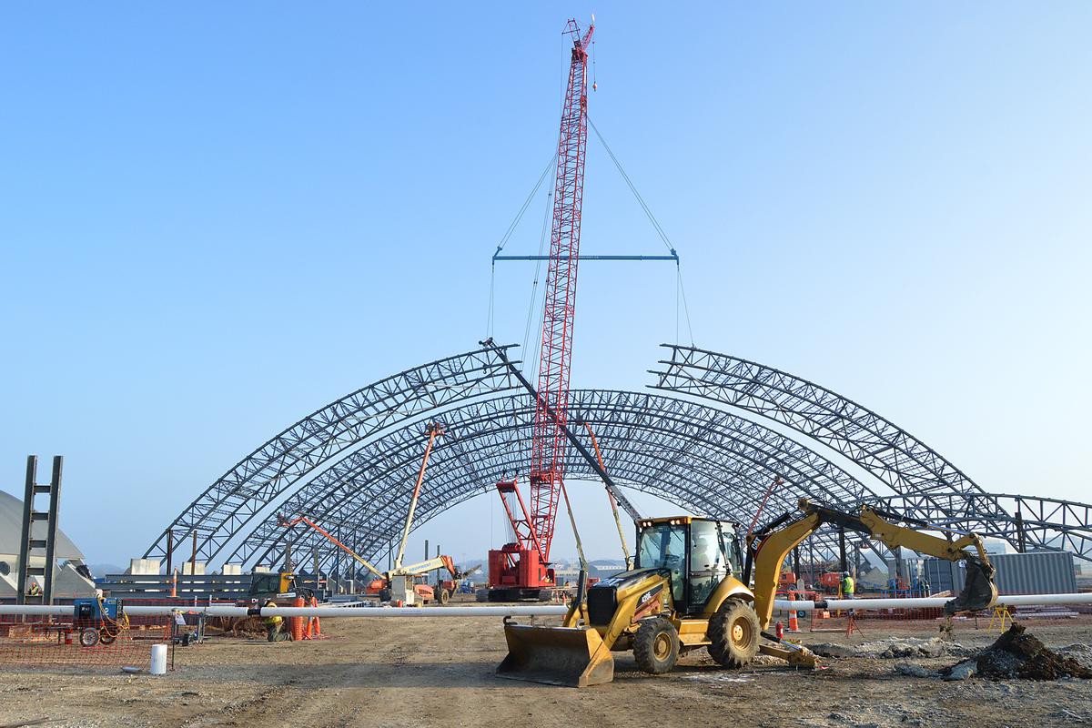Media File No. 241341 DAYTON, Ohio – Iron workers assemble steel archways for the museum's fourth building. The 224,000 square foot building, which is scheduled to open to the public in 2016, is being privately financed by the Air Force Museum Foundation, a non-profit organization chartered to assist in the development and expansion of the museum's facilities