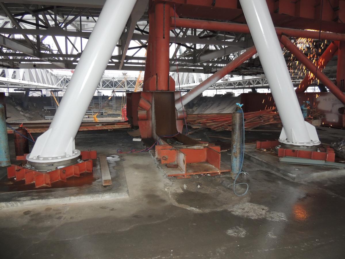 Media File No. 268871 A total of 60 compression-tension spherical bearings were installed underneath of the tribune. Already in construction phase, tensile forces of –3.5MN had to be considered