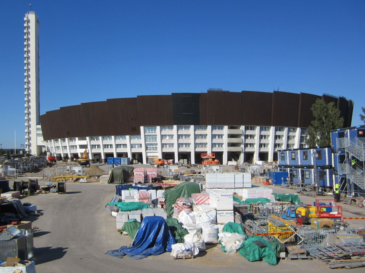 Olympiastadion Helsinki mit Baustellenlager vor der denkmalgeschützten und renovierten Fassade. 
