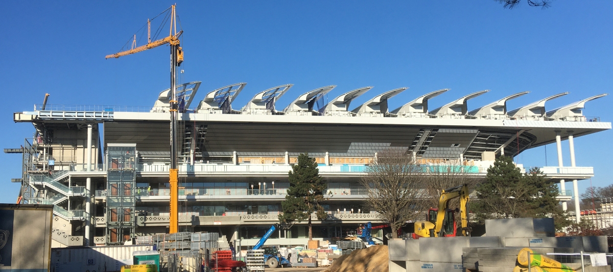 Baustelle Roland Garros Gut zu erkennen die rund 3 m hohen „Flügel“, im Montagezustand zu etwa drei Vierteln ausgefahren.