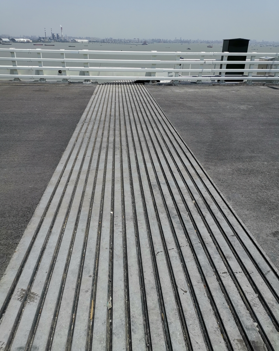 Jeweils 36 m lang sind die Dehnfugen an der Hutong-Brücke im Norden von Shanghai 