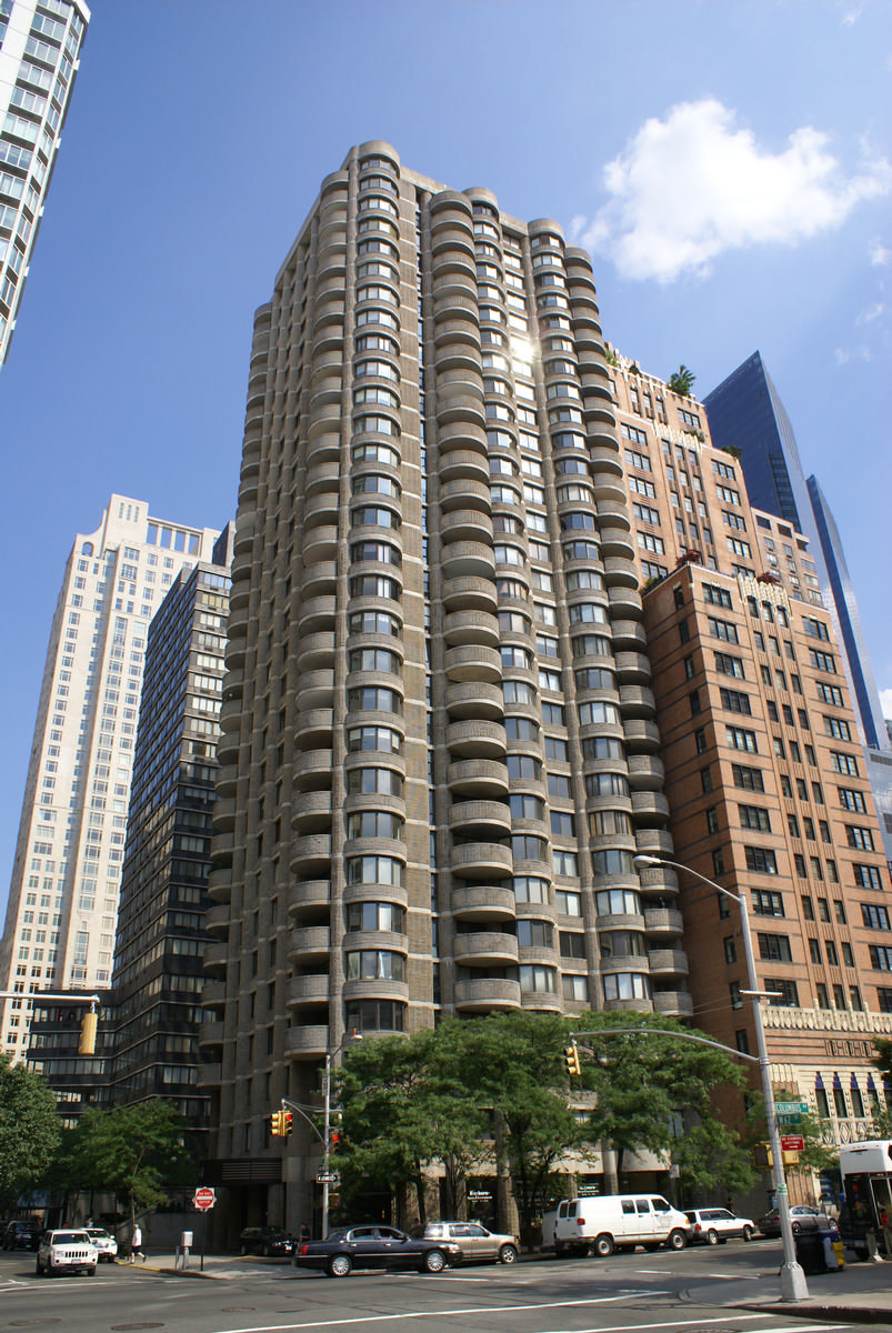 Lincoln Plaza Towers Apartments 