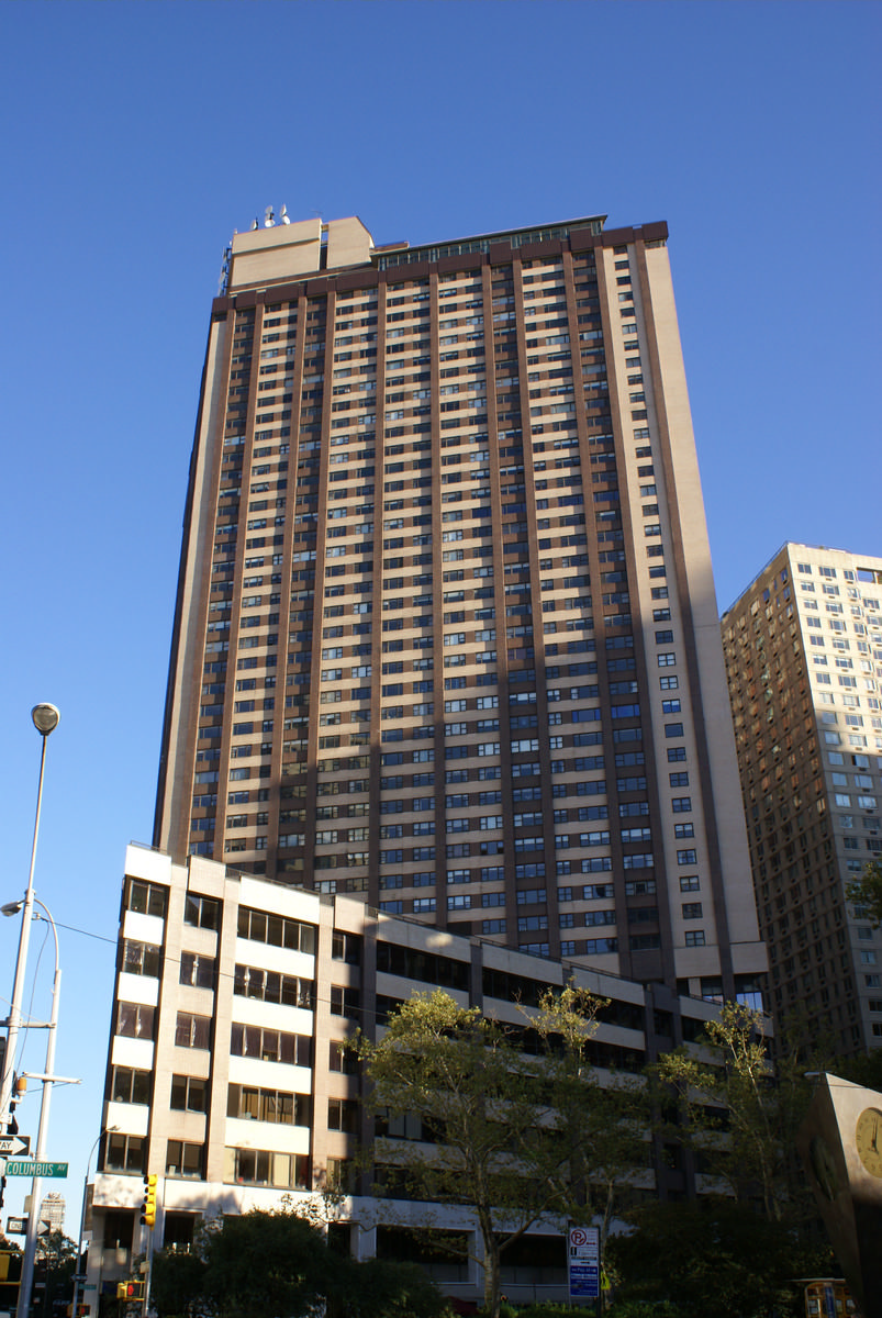 One Lincoln Plaza Apartments 