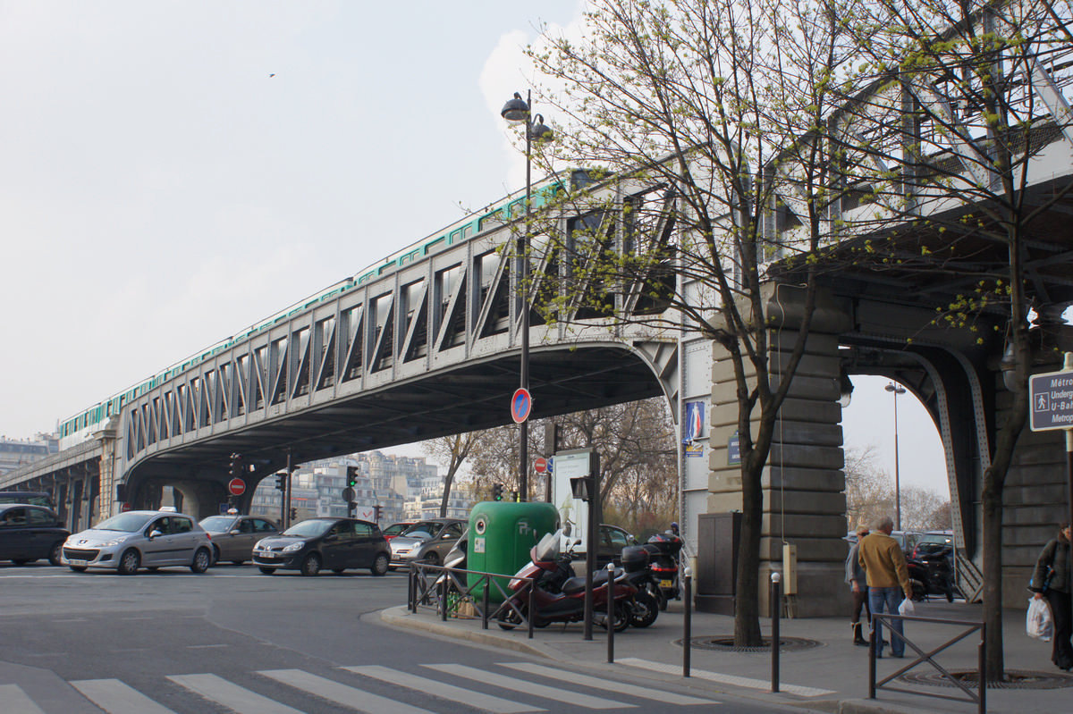 Linie 6 der Pariser Métro – Metroüberführung am Place des martyrs Juifs du Vélodrome d'Hiver 