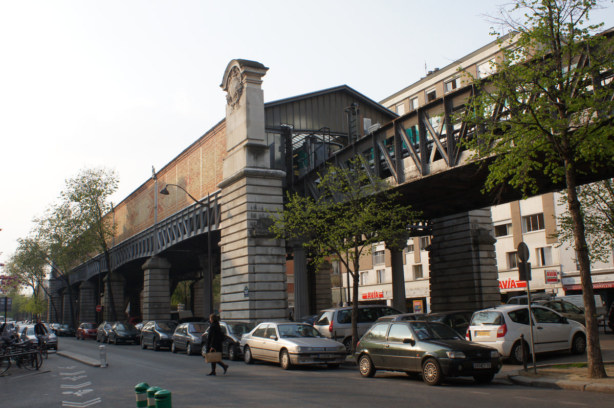 Linie 6 der Pariser Métro – Metrobahnhof Cambronne 