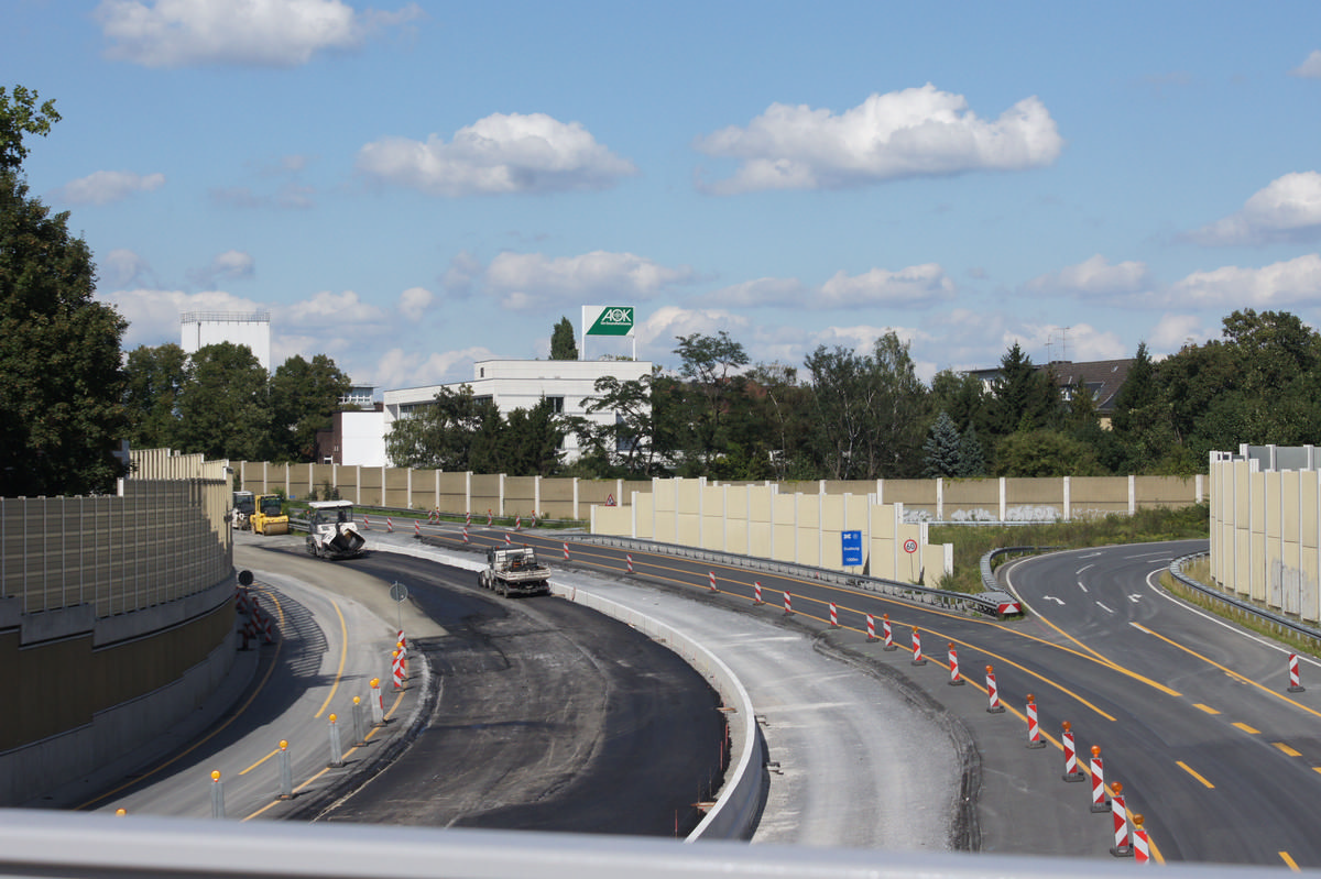 Mediendatei Nr. 172980 Autobahn A 59 (Deutschland) in Duisburg während einer Sperrung zum Bau des Mercator-Tunnels. Die innterstädtische Autobahn wird dabei auf 2 x 3 Fahrspuren erweitert