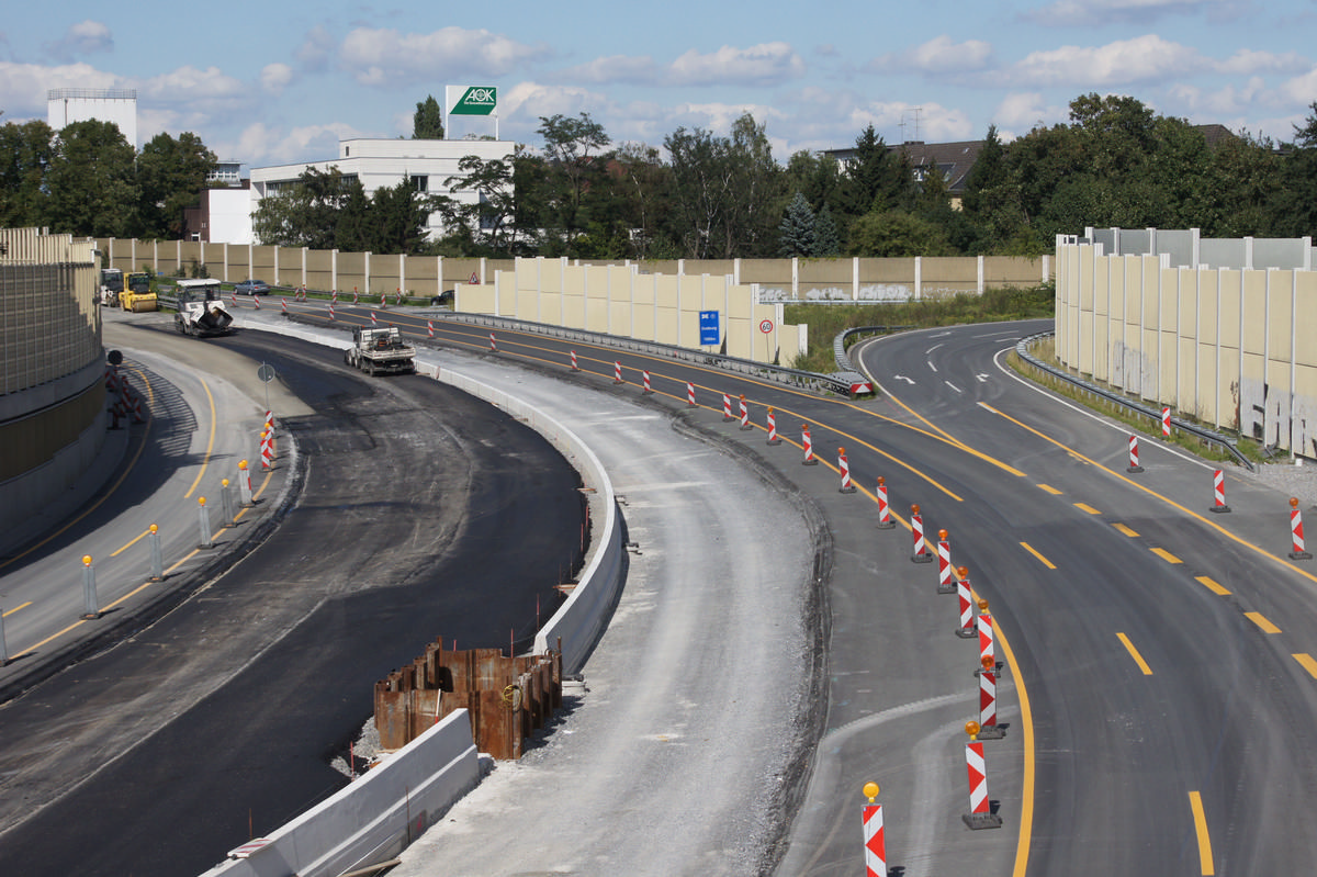 Mediendatei Nr. 172981 Autobahn A 59 (Deutschland) in Duisburg während einer Sperrung zum Bau des Mercator-Tunnels. Die innterstädtische Autobahn wird dabei auf 2 x 3 Fahrspuren erweitert