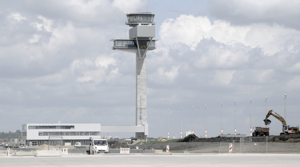 Turm der Deutschen Flugsicherung am Flughafen Berlin (BER) 