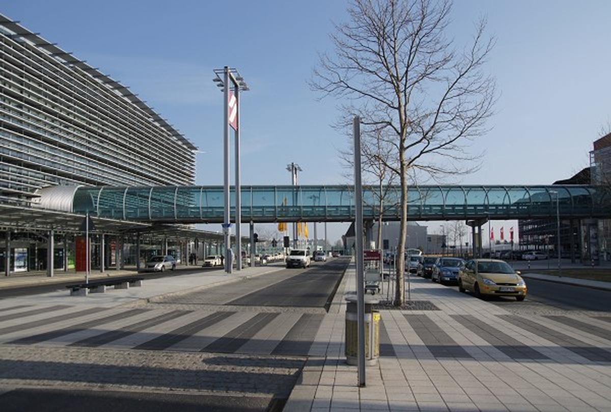 Verbindungsbrücke am Flughafen Dresden 