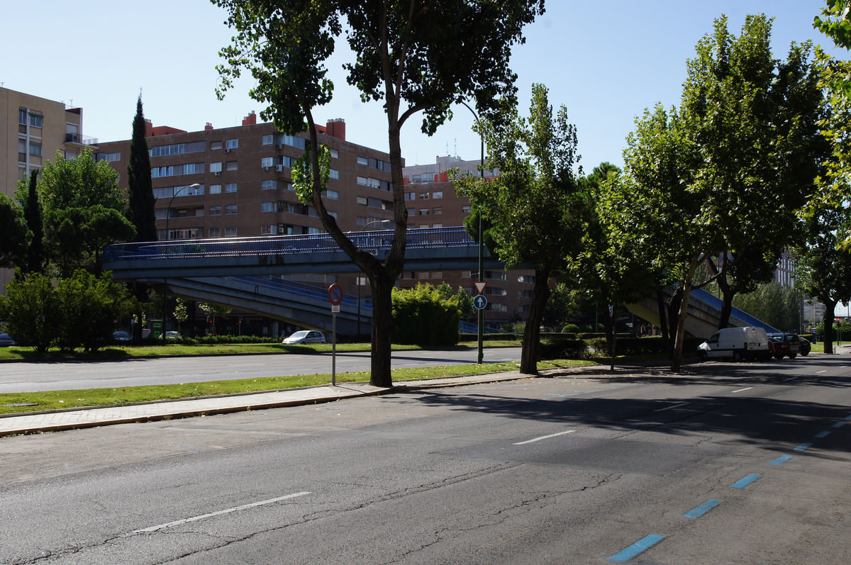 Fußgängerbrücke über die Paseo de la Castellana 