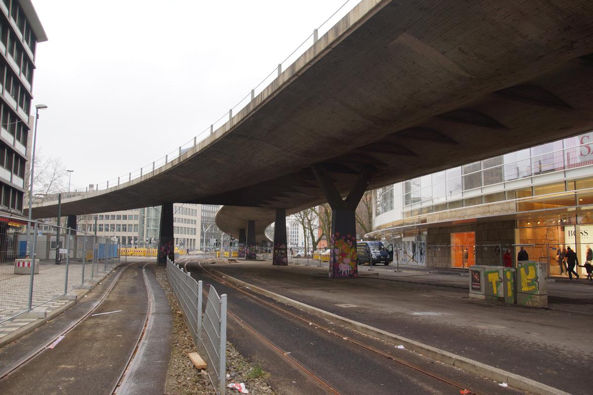 Démolition du passage supérieur du Jan-Wellem-Platz à Düsseldorf (Allemagne) 