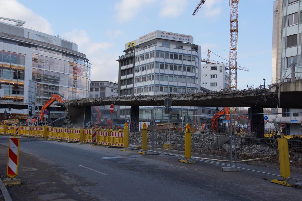 Démolition du passage supérieur du Jan-Wellem-Platz à Düsseldorf (Allemagne) 