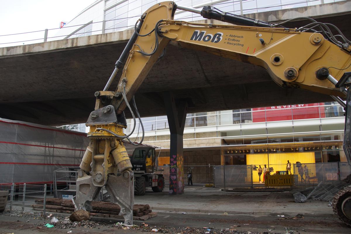 Demolition of the elevated road bridge at Jan-Wellem-Platz in Düsseldorf (Germany) 