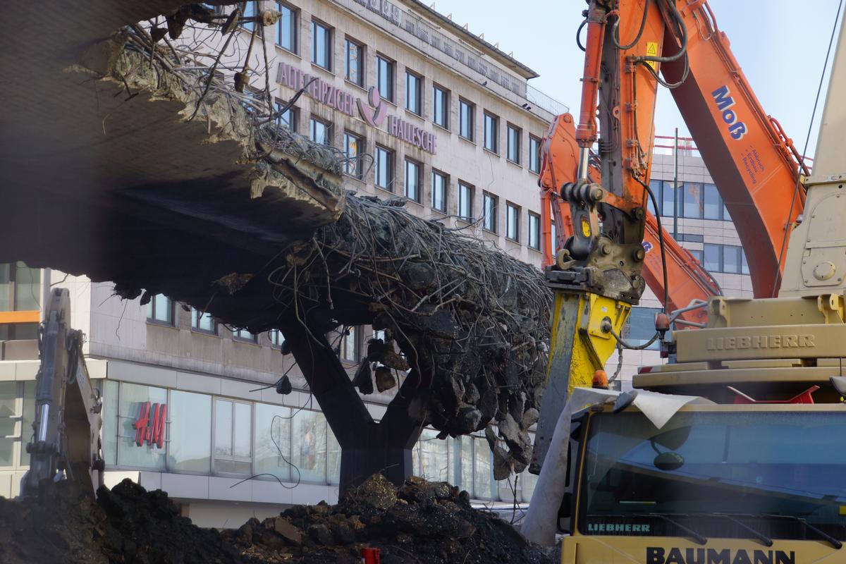 Démolition du passage supérieur du Jan-Wellem-Platz à Düsseldorf (Allemagne) 