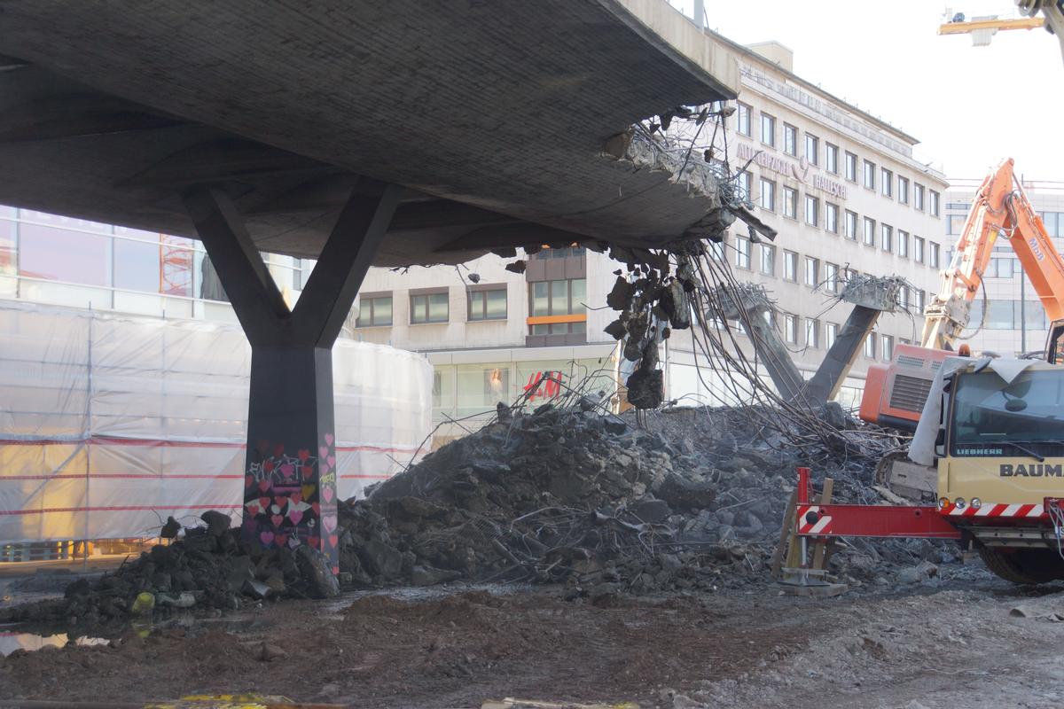 Démolition du passage supérieur du Jan-Wellem-Platz à Düsseldorf (Allemagne) 