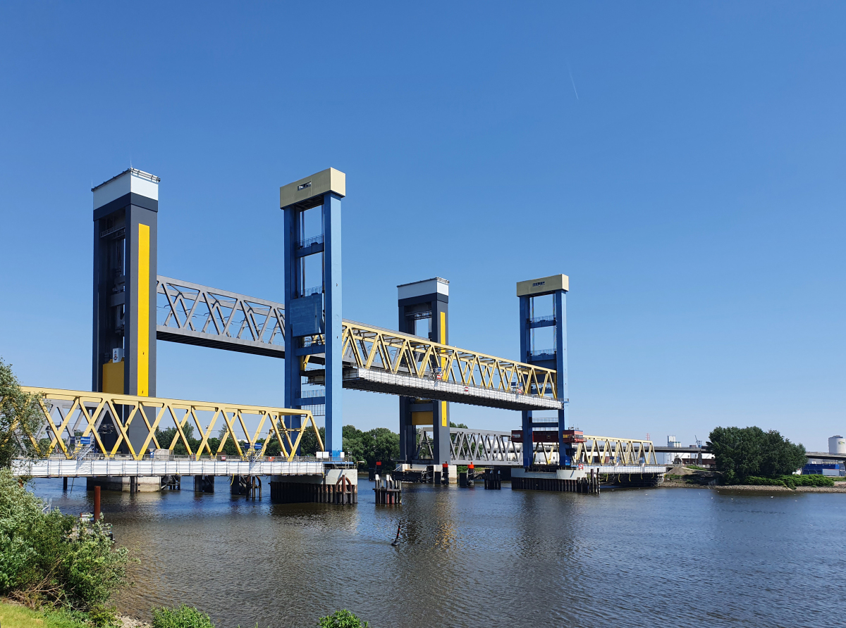 Les ponts Kattwyk dans le port de Hambourg À l'avant, le nouveau pont pour le trafic ferroviaire, à l'arrière, celui construit en 1973, qui ne supporte plus que le trafic routier.