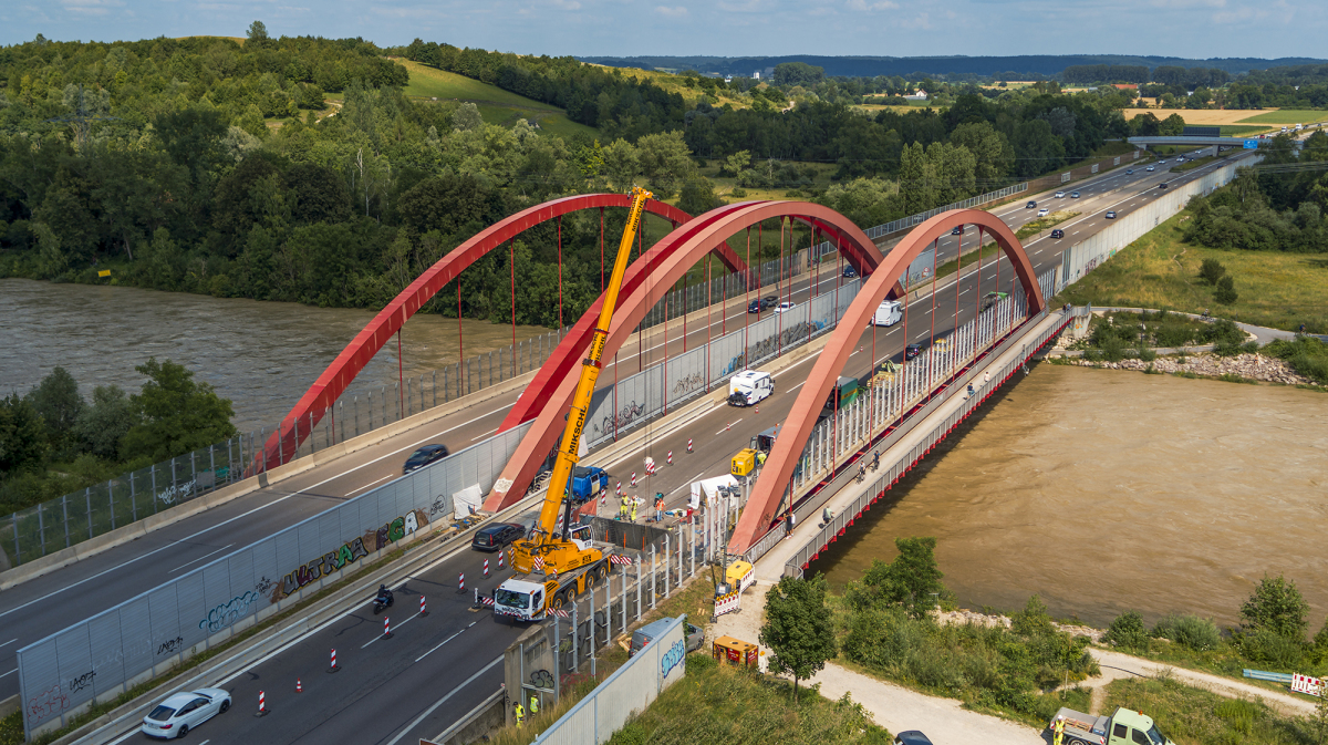 Replacement des joints de dilatation du pont de Gersthofen Le pont sur la Lech près de Gersthofen, à l'ouest d'Augsbourg, pendant le chantier de remplacement des joints. L'ensemble du remplacement n'a duré qu'un week-end, avec seulement cinq heures et demie de fermeture totale.