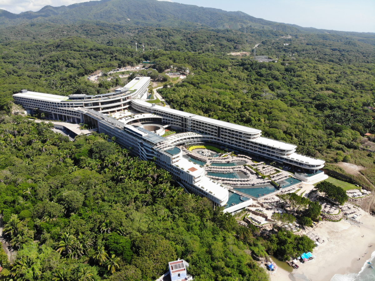 Secrets & Dreams Bahia Mita in Mexico The hotel complex in Mexico was built step by step into the rising terrain and stands entirely on seismic isolators