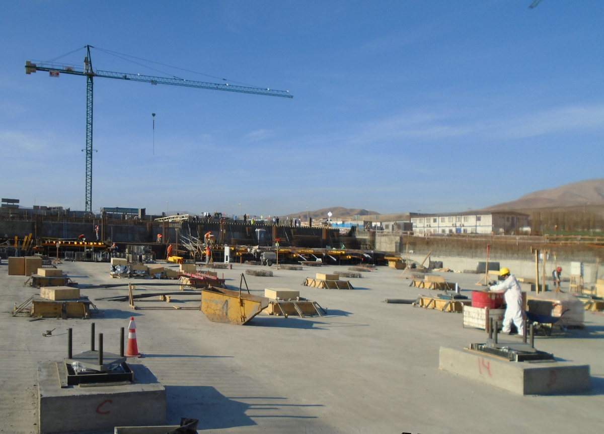 Foundation of the clinic centre in Alto Hospicio On top of the concrete bases lie the first SIP®-D-Bearings.