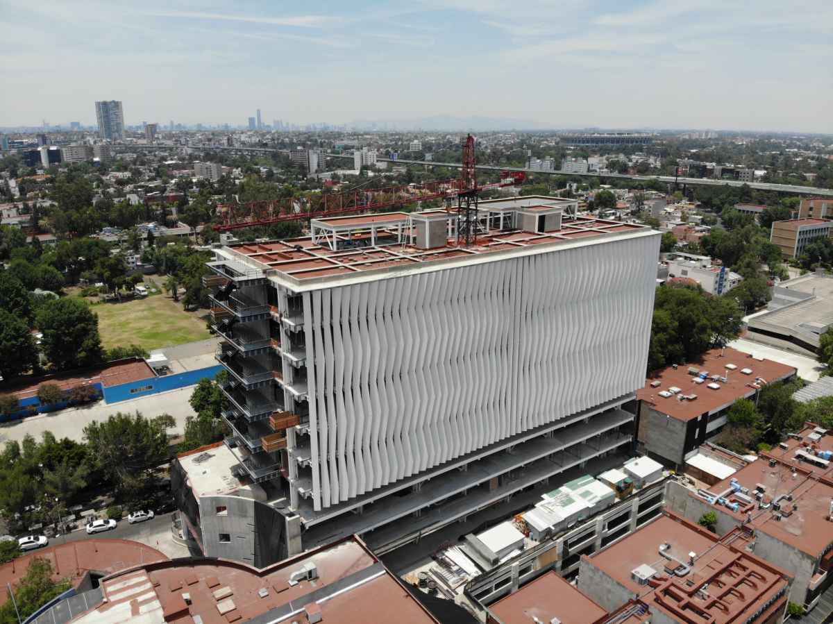 Bau des INCMNSZ Das Nationale Institut der Medizin- und Nahrungswissenschaften im Süden von Mexiko-Stadt (INCMNSZ) ragt schmal und hoch aus der umliegenden Bebauung hervor. Bauzustand im Mai 2023.