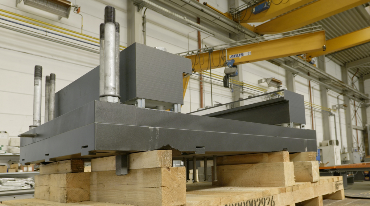 During production at MAURER Clearly visible the external clamps with sliding plate (shining), which prevent the bearings from opening in the case of uplift forces